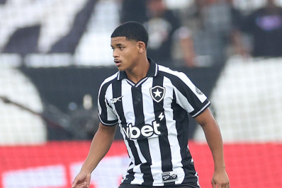 Substituto de Danilo, Huguinho recebe elogios por atuação contra Corinthians