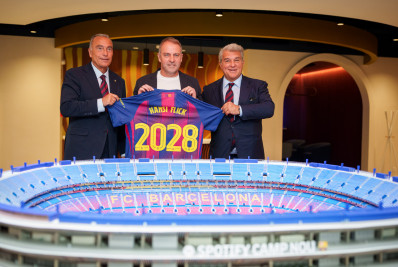 Barcelona oficializa renovação de Hansi Flick até junho de 2028
