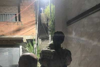 PM encontra seteiras usadas por criminosos em operação em comunidade de Santa Teresa