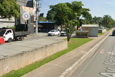 Homem é esfaqueado dentro de carro de luxo após deixar mulher no local