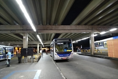Motorista de ônibus é esfaqueado por passageiro após discussão 