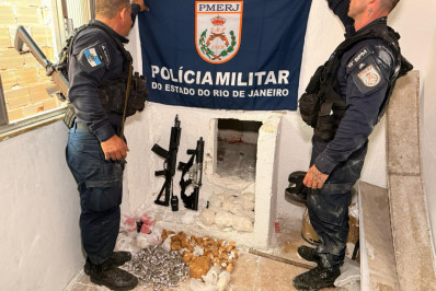 Vídeo: Fuzis e drogas são encontrados em bunker na Baixada Fluminense