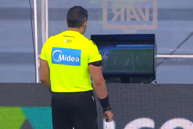 CBF divulga revisão do VAR em pênalti a favor do Botafogo que foi anulado