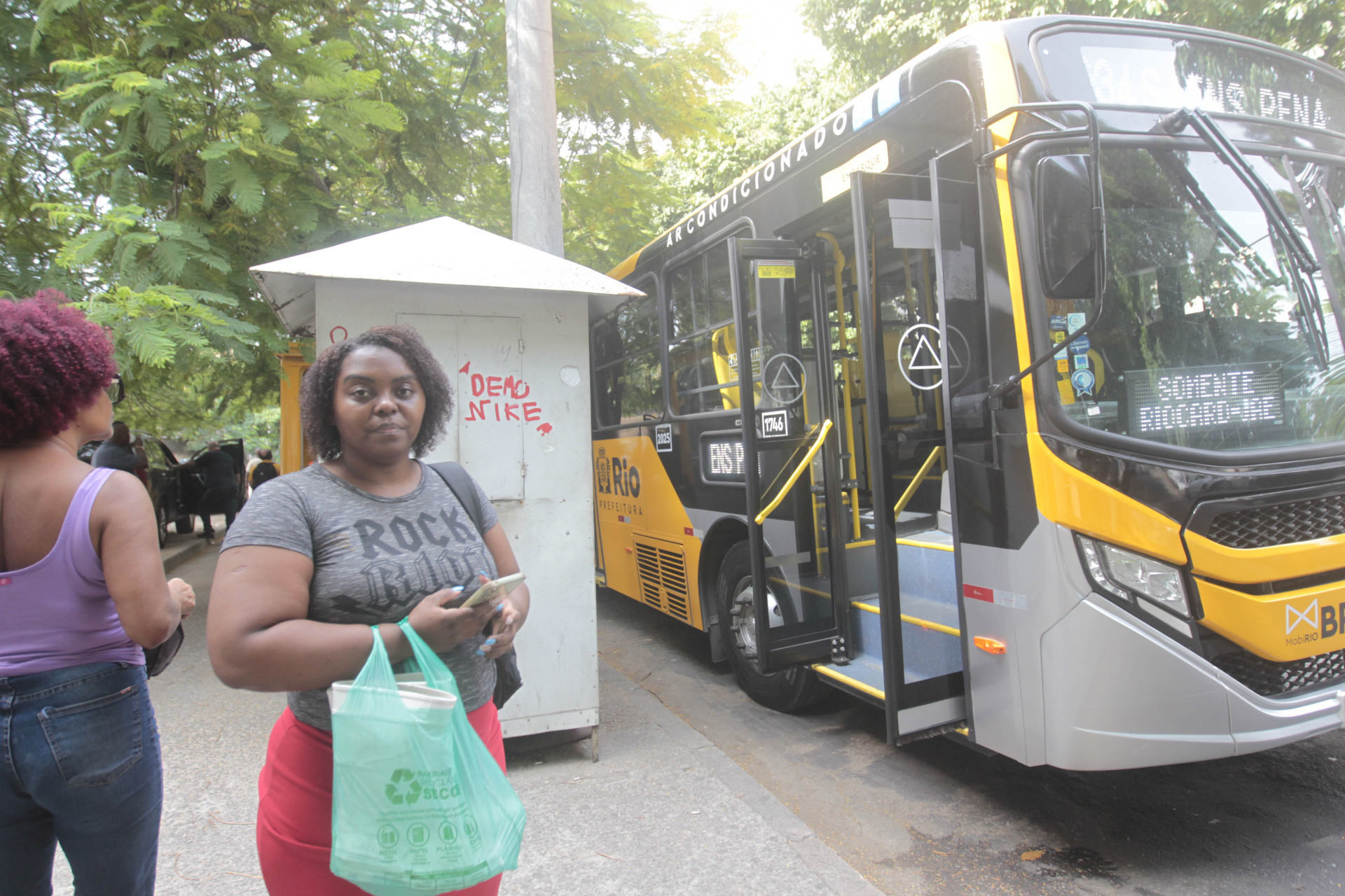 Paloma Castro, auxiliar de servi&ccedil;os gerais, no ponto final da linha 634, na Pra&ccedil;a Sans Pena, nesta segunda-feira (18) - Reginaldo Pimenta/Ag&ecirc;ncia O Dia