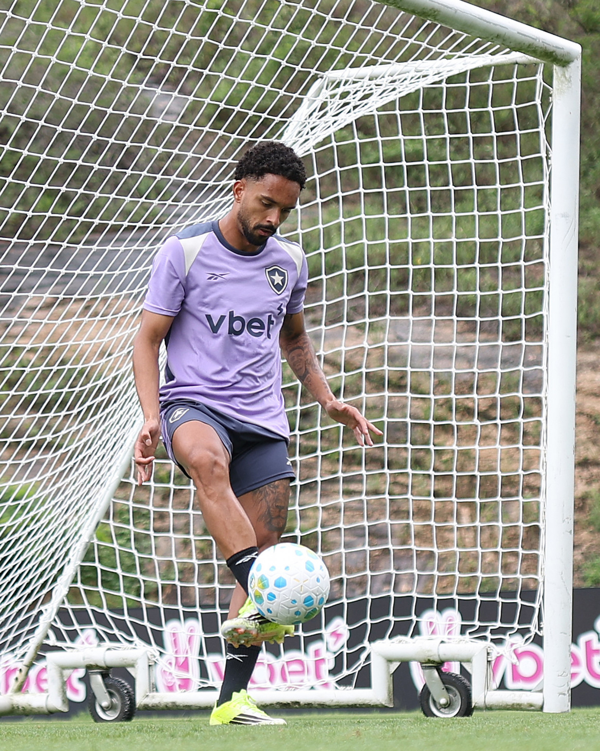 Vitinho pode acionar a Justiça para rescindir com o Botafogo 