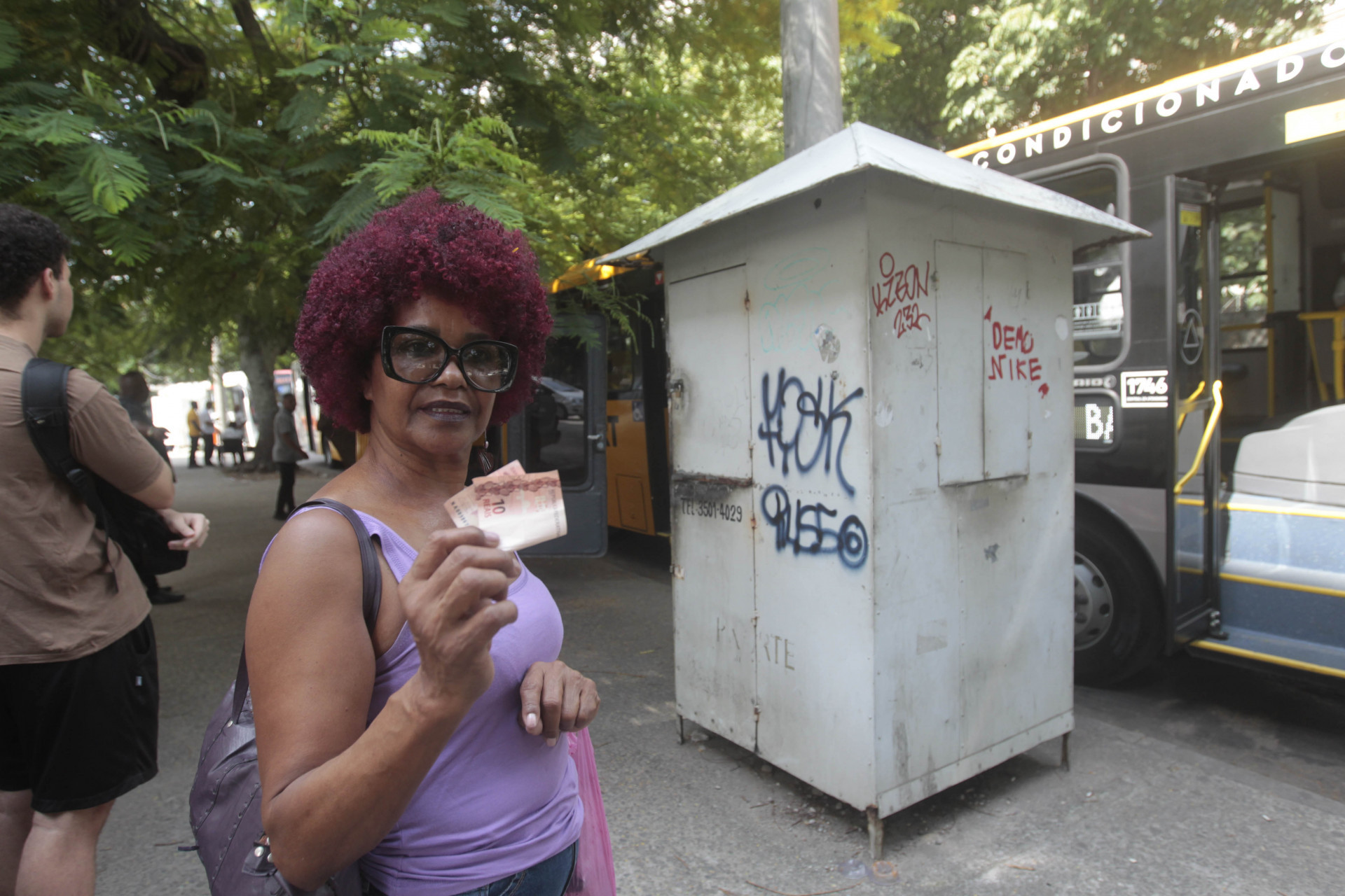 Manicure Marilda Angela, de 63 anos, n&atilde;o conseguiu embarcar na linha 634 porque s&oacute; tinha dinheiro em esp&eacute;cie - Reginaldo Pimenta