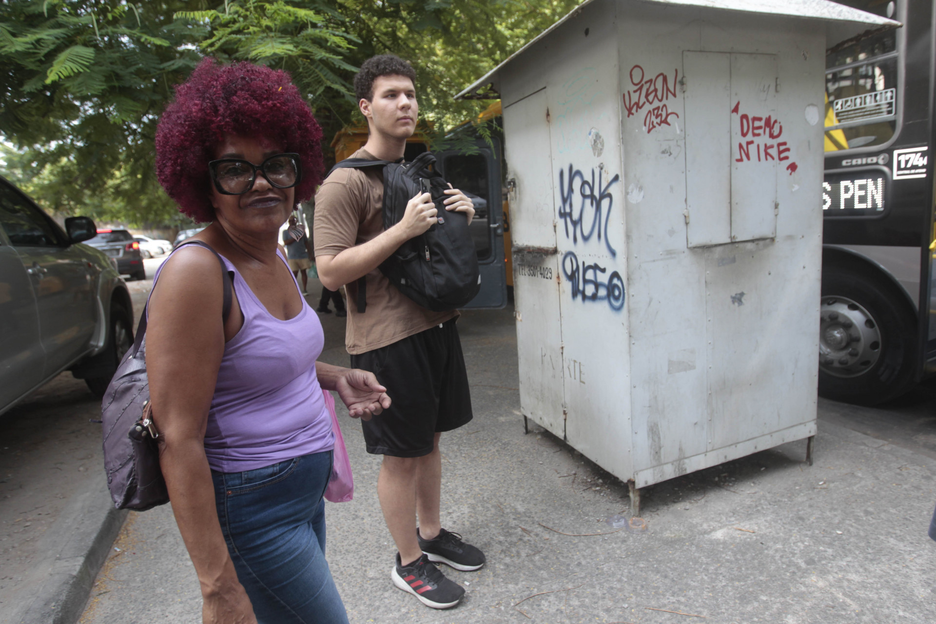 Movimenta&ccedil;&atilde;o no ponto final da linha 634, na Pra&ccedil;a Sans Pena, na Tijuca, nesta segunda-feira (18) - Reginaldo Pimenta/Ag&ecirc;ncia O Dia