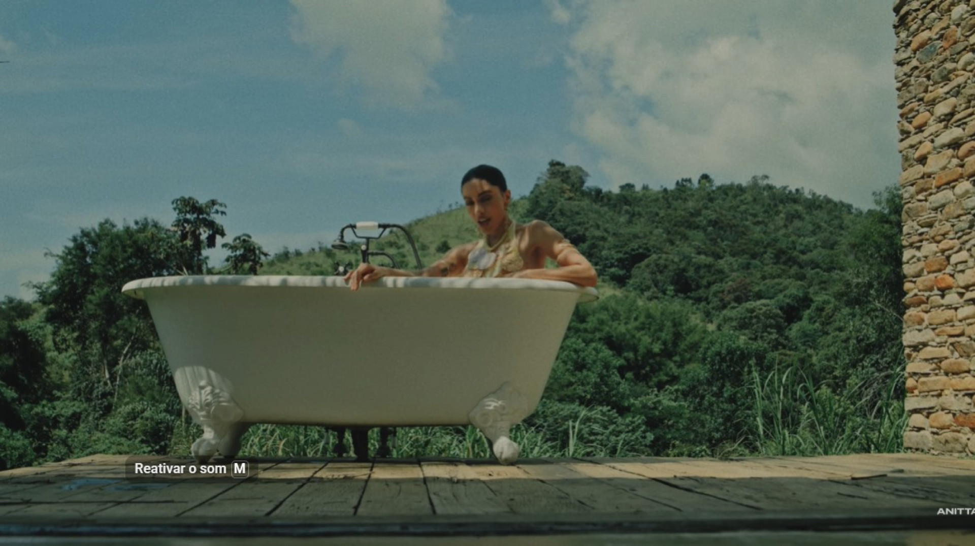 Anitta em clipe musical 'So Much Love' - Reprodução / Youtube
