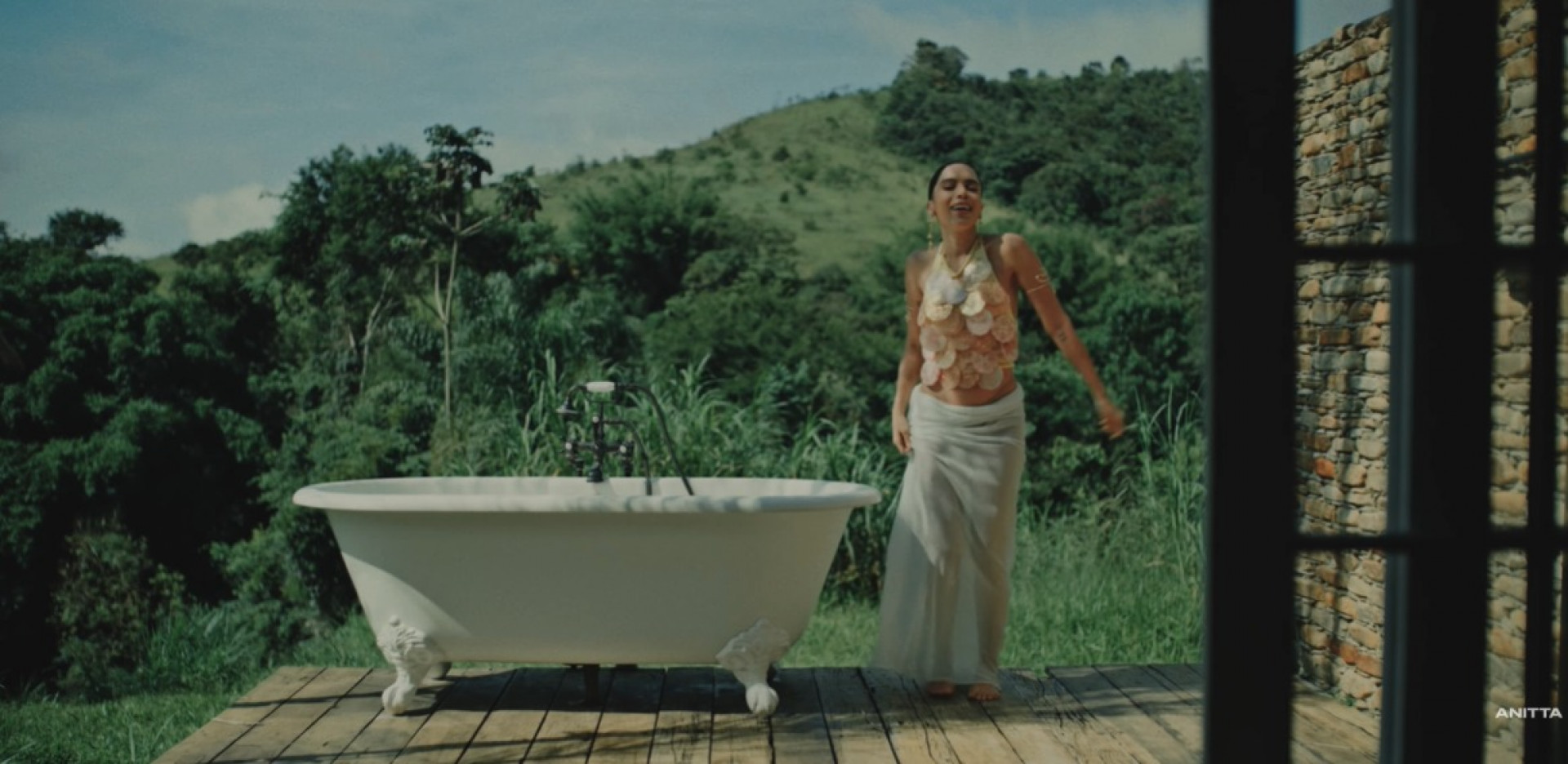 Anitta em clipe musical 'So Much Love' - Reprodução / Youtube