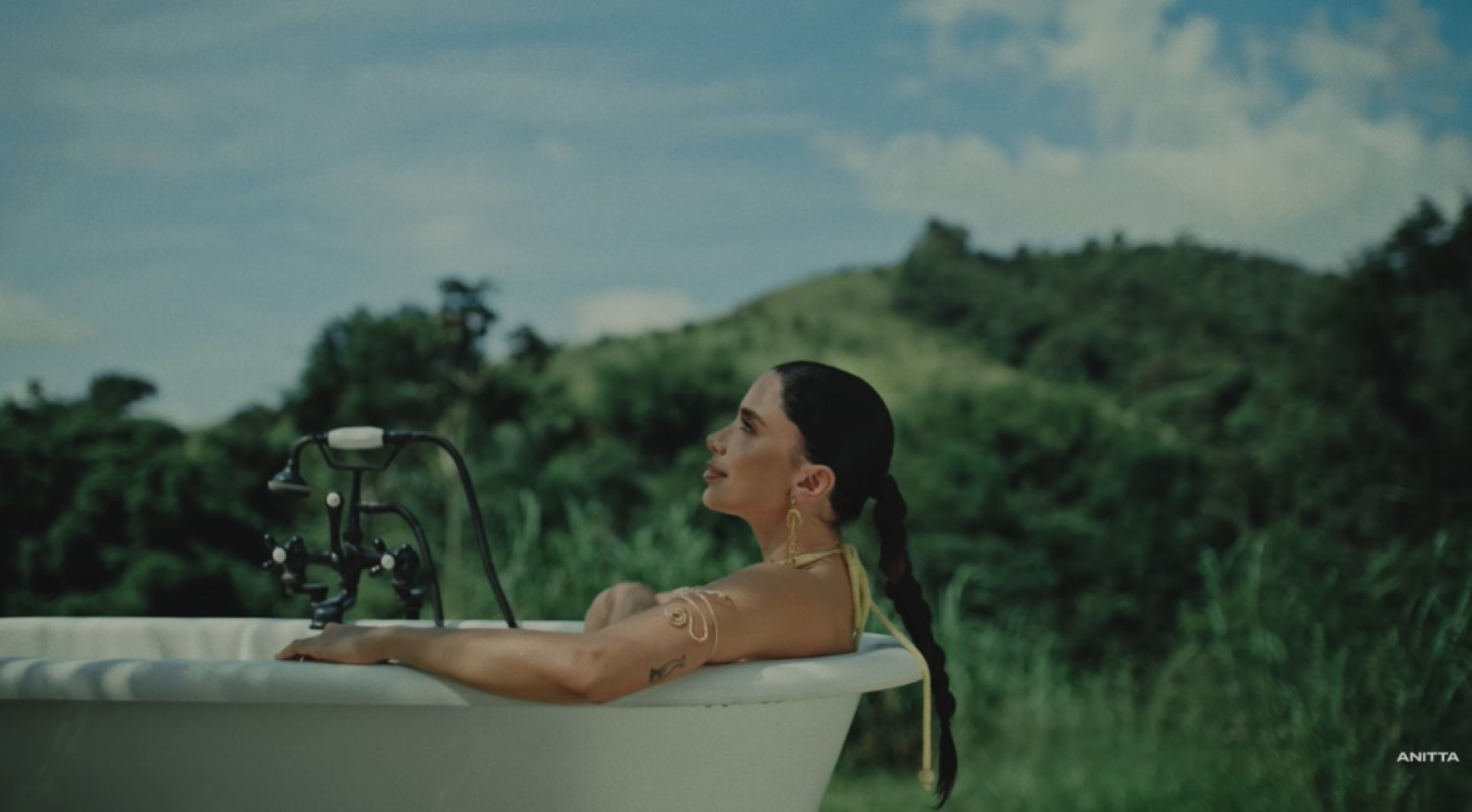Anitta em clipe musical 'So Much Love' - Reprodução / Youtube