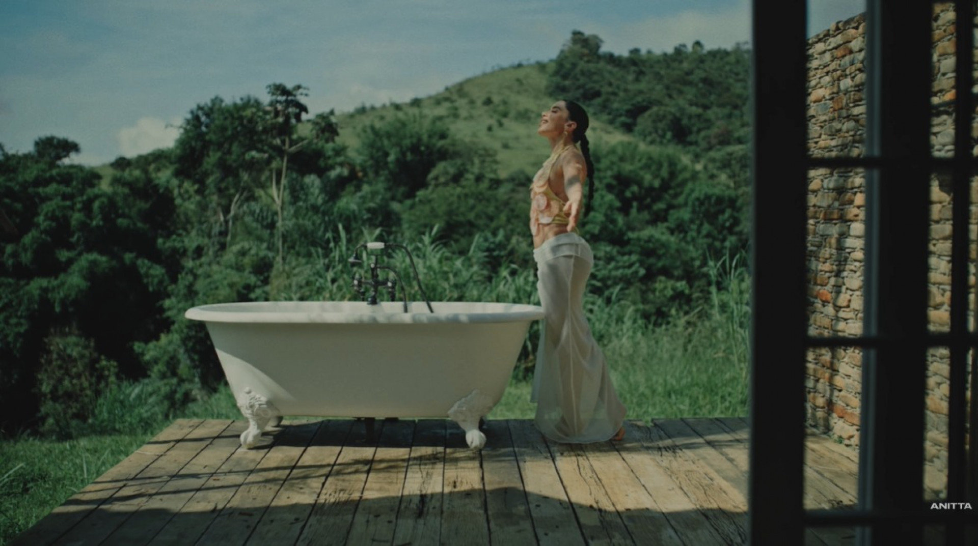 Anitta em clipe musical 'So Much Love' - Reprodução / Youtube