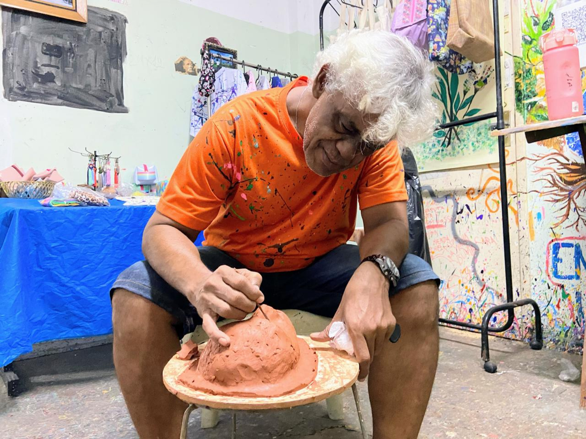 Primeiro contato de Edson com a pintura aconteceu no CAPS Raul Seixas - Pâmela Perez / IMAS Nise da Silveira