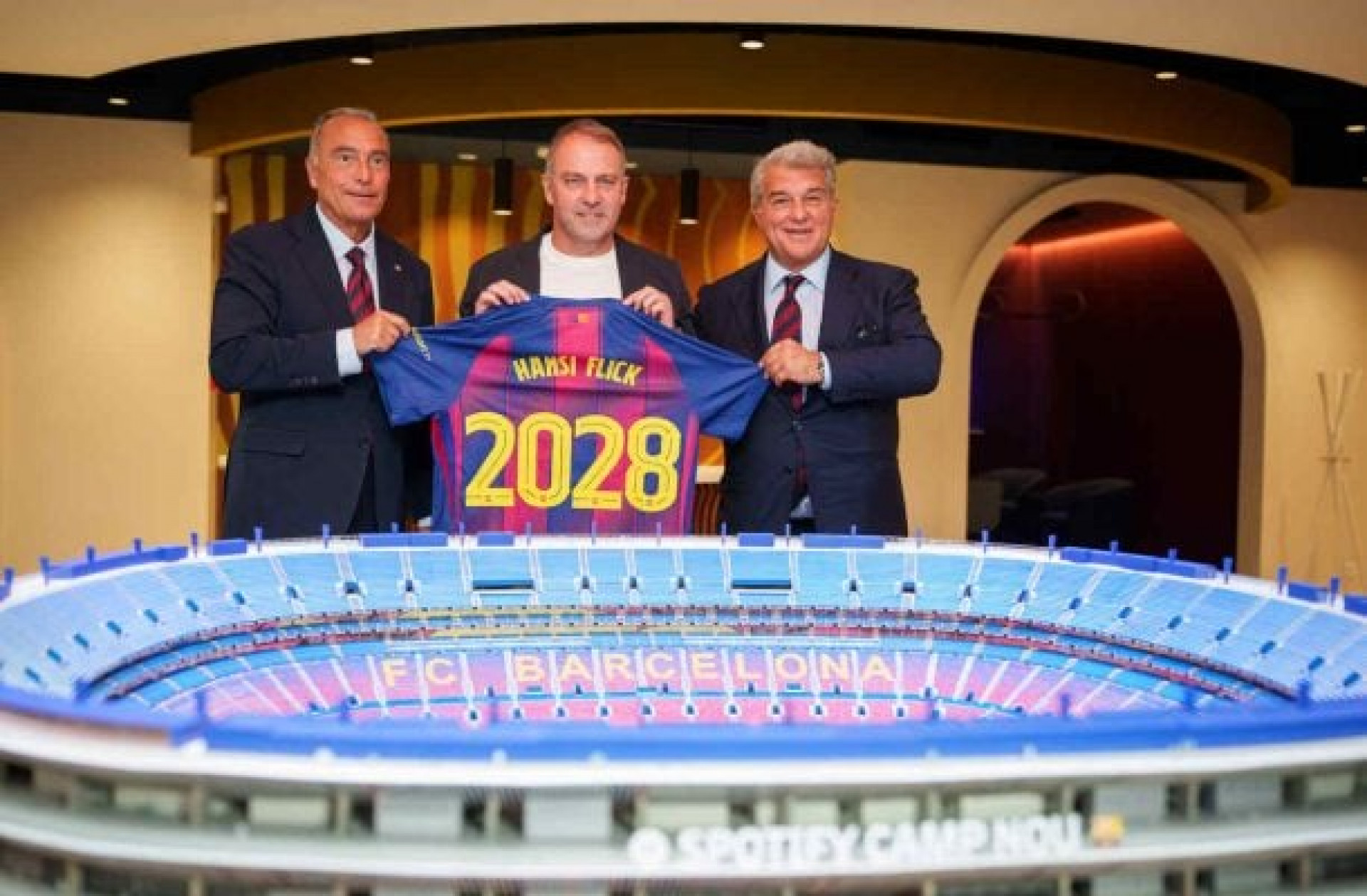 Barcelona renova contrato de Hansi Flick at&eacute; 2028