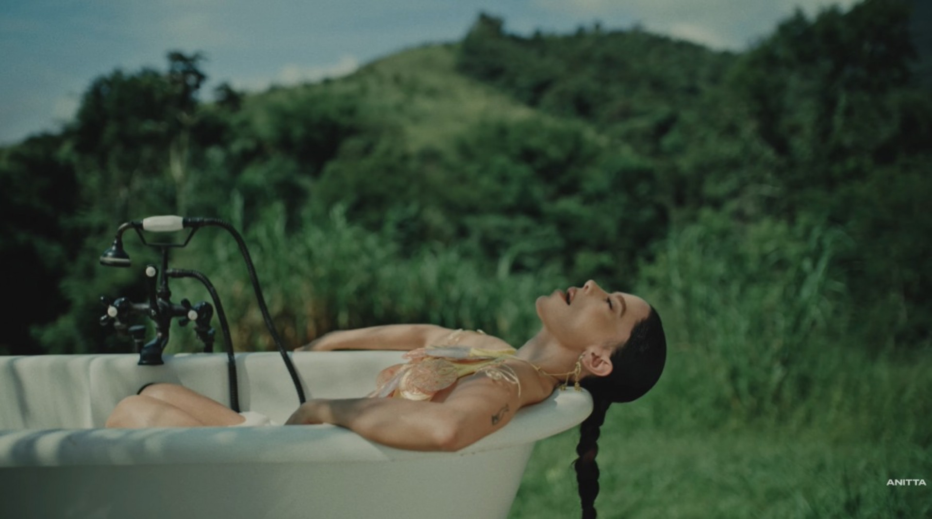 Anitta em clipe musical 'So Much Love' - Reprodução / Youtube