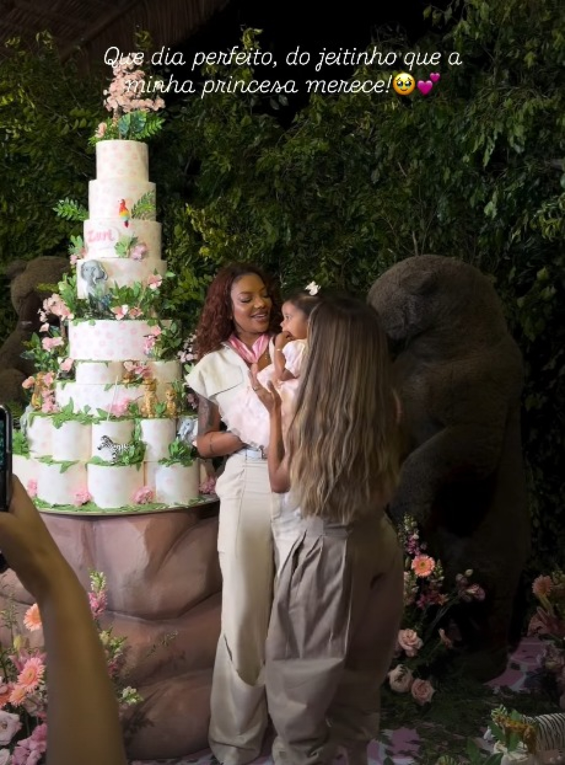 Ludmilla, Brunna Gonçalves e a filha do casal, Zuri, durante a comemoração do primeiro aniversário da menina - Reprodução / Instagram