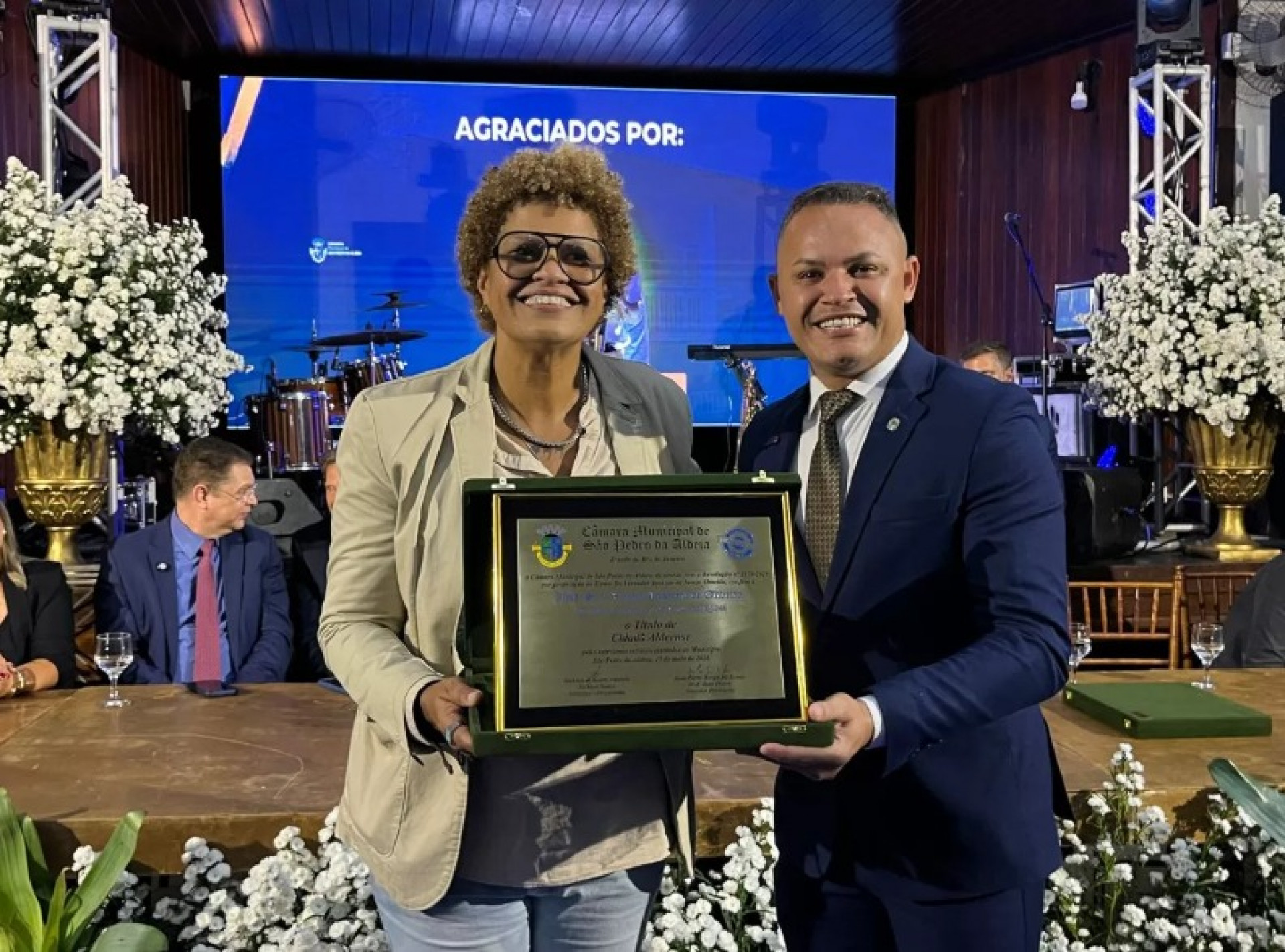 Jornalista Renata Cristiane foi agraciada durante cerimônia em São Pedro da Aldeia. - Reprodução/ Renata Cristiane