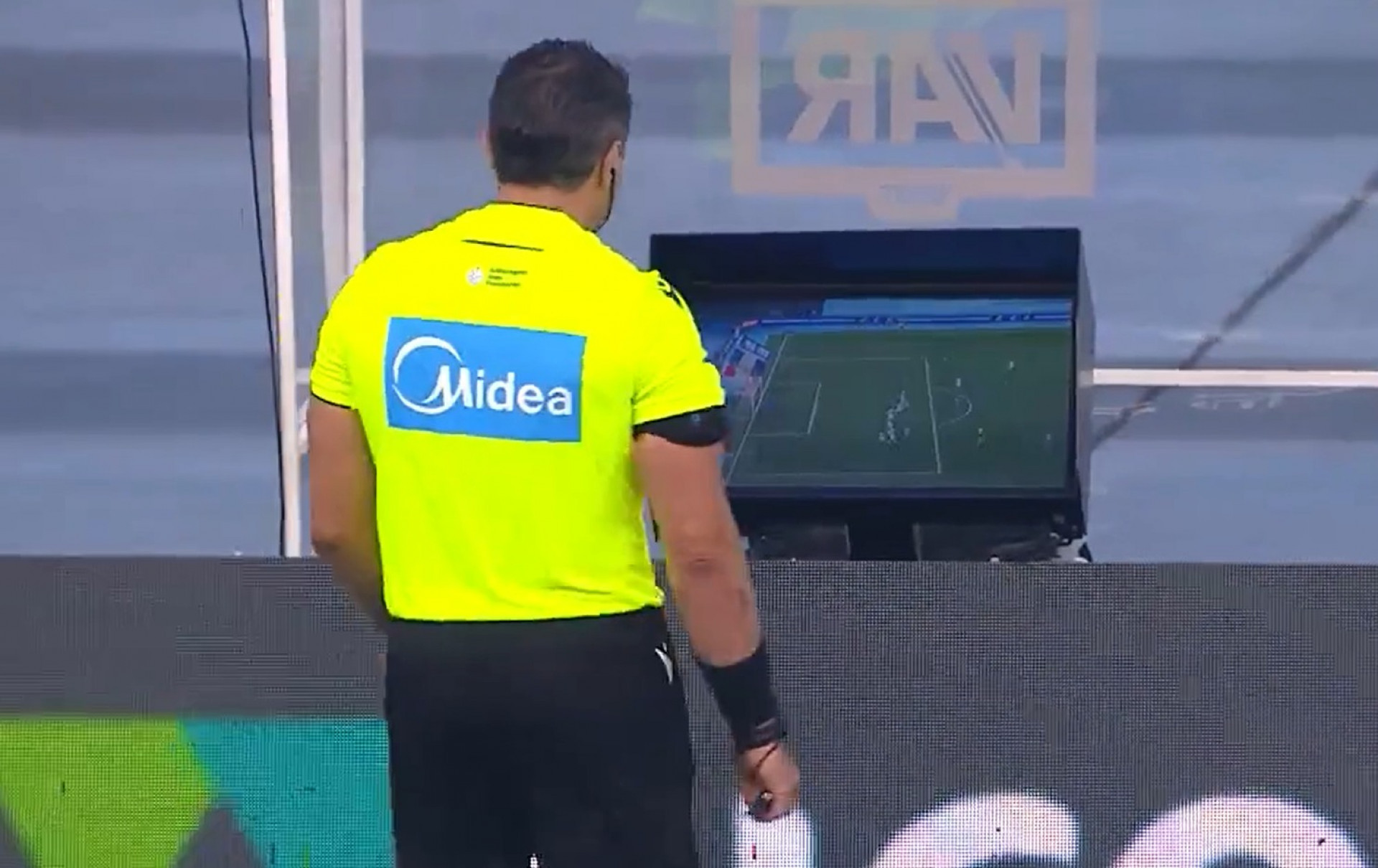 CBF divulga revisão do VAR em pênalti a favor do Botafogo que foi anulado