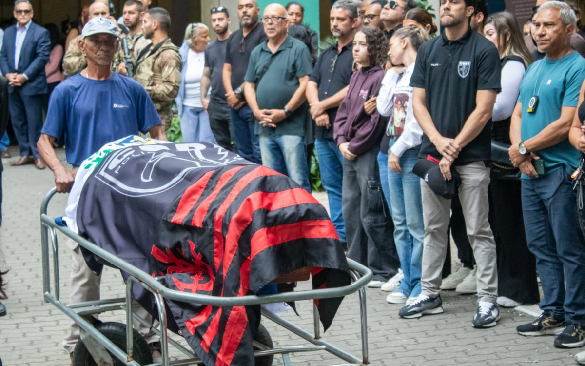 Velório do piloto policial civil Felipe Monteiro Marques que morreu um ano após ser baleado em uma operação na vila aliança a cerimônia foi no crematório e cemitério vertical da penitência Zona Norte do Rio de Janeiro na tarde desta terça-feira (19)
- Erica Martin/O DIA