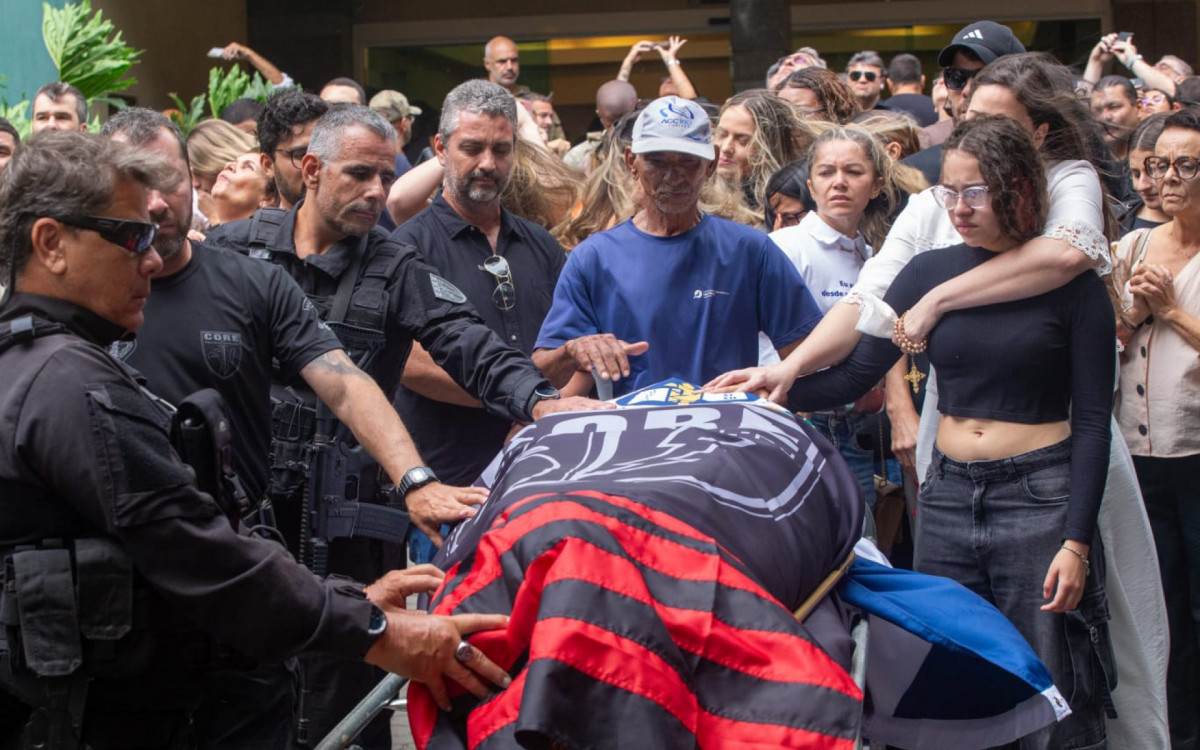 Velório do piloto policial civil Felipe Monteiro Marques que morreu um ano após ser baleado em uma operação na vila aliança a cerimônia foi no crematório e cemitério vertical da penitência Zona Norte do Rio de Janeiro na tarde desta terça-feira (19)
- Erica Martin/O DIA