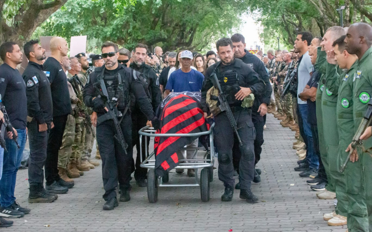 Velório do piloto policial civil Felipe Monteiro Marques que morreu um ano após ser baleado em uma operação na vila aliança a cerimônia foi no crematório e cemitério vertical da penitência Zona Norte do Rio de Janeiro na tarde desta terça-feira (19)
- Erica Martin/O DIA