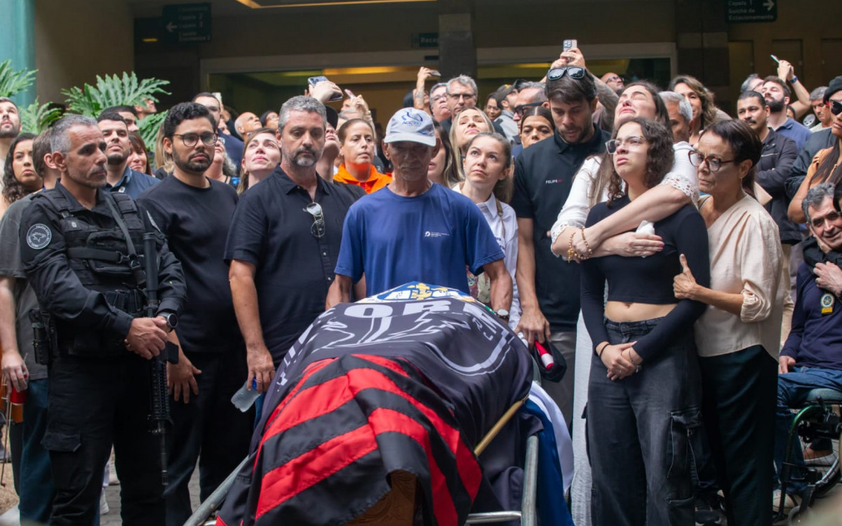 Velório do piloto policial civil Felipe Monteiro Marques que morreu um ano após ser baleado em uma operação na vila aliança a cerimônia foi no crematório e cemitério vertical da penitência Zona Norte do Rio de Janeiro na tarde desta terça-feira (19)
- Erica Martin/O DIA