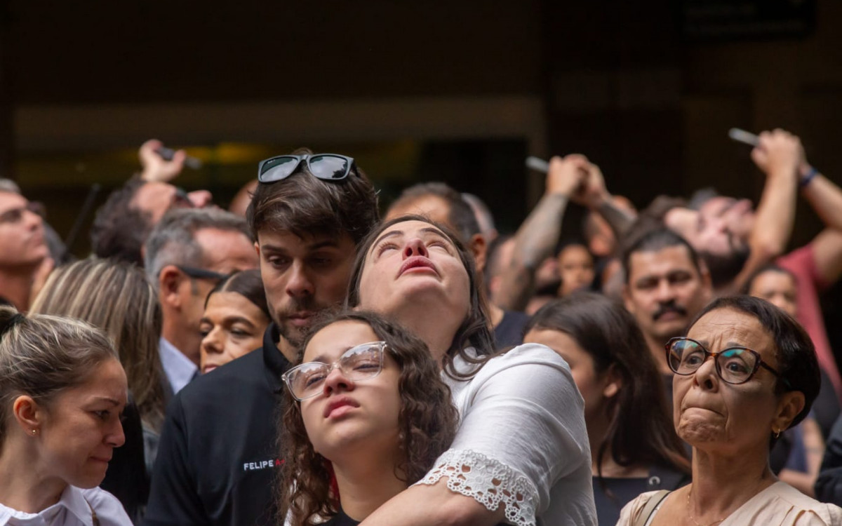A viúva Keidna Marques bastante emocionada - Erica Martin/O DIA