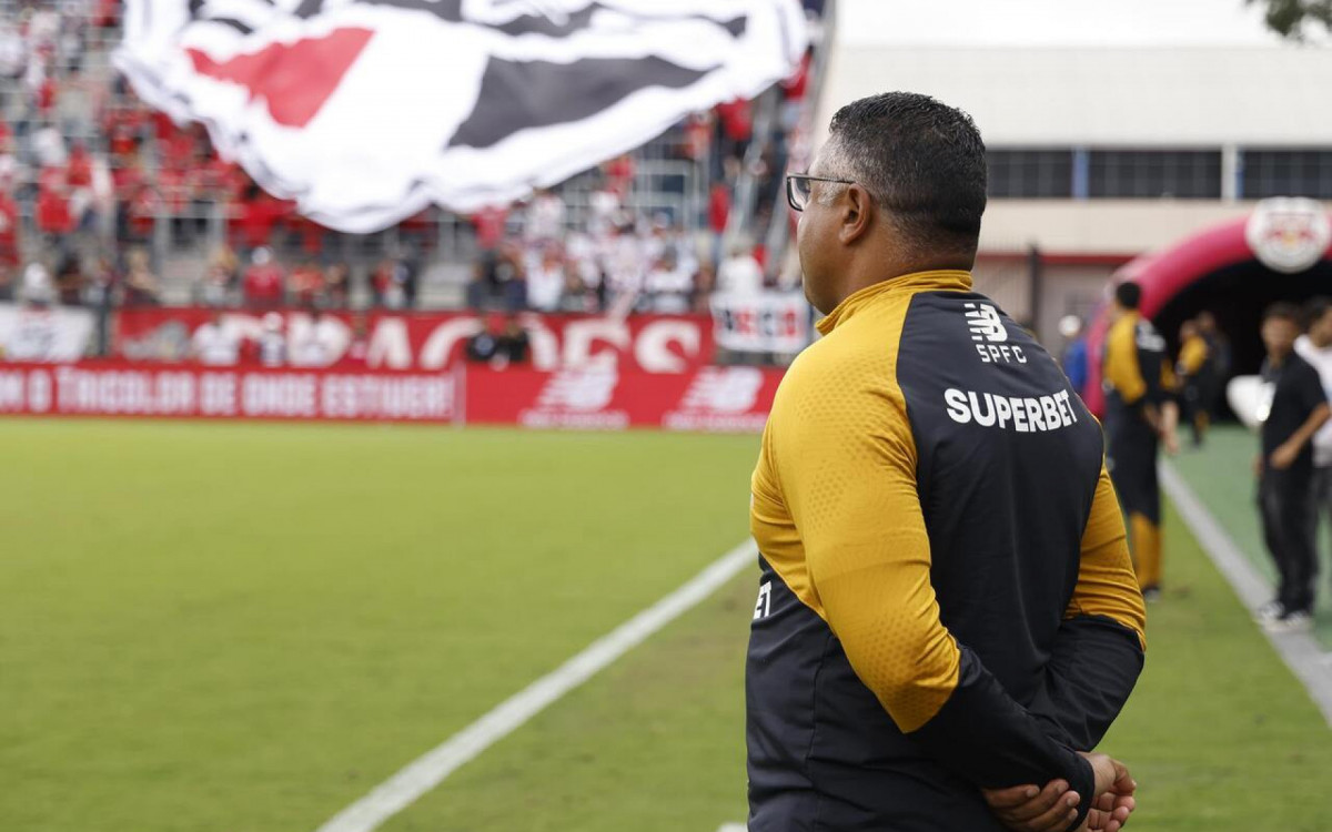 Dorival &eacute; ovacionado em retorno ao S&atilde;o Paulo e recebe apoio da torcida no Morumbis