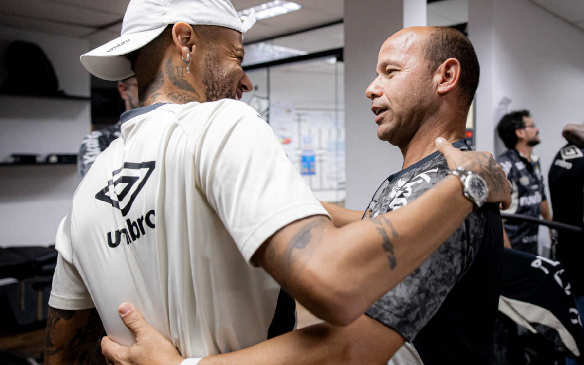 Neymar faz discurso e ganha bolo no Santos ap&oacute;s convoca&ccedil;&atilde;o para Copa