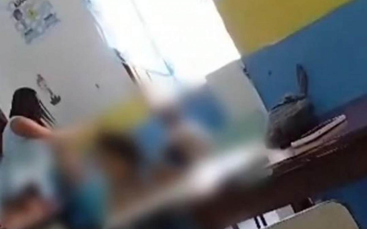Covardia: funcionária da creche, no bairro Pacheco, é filmada agredindo alunos na unidade de ensino