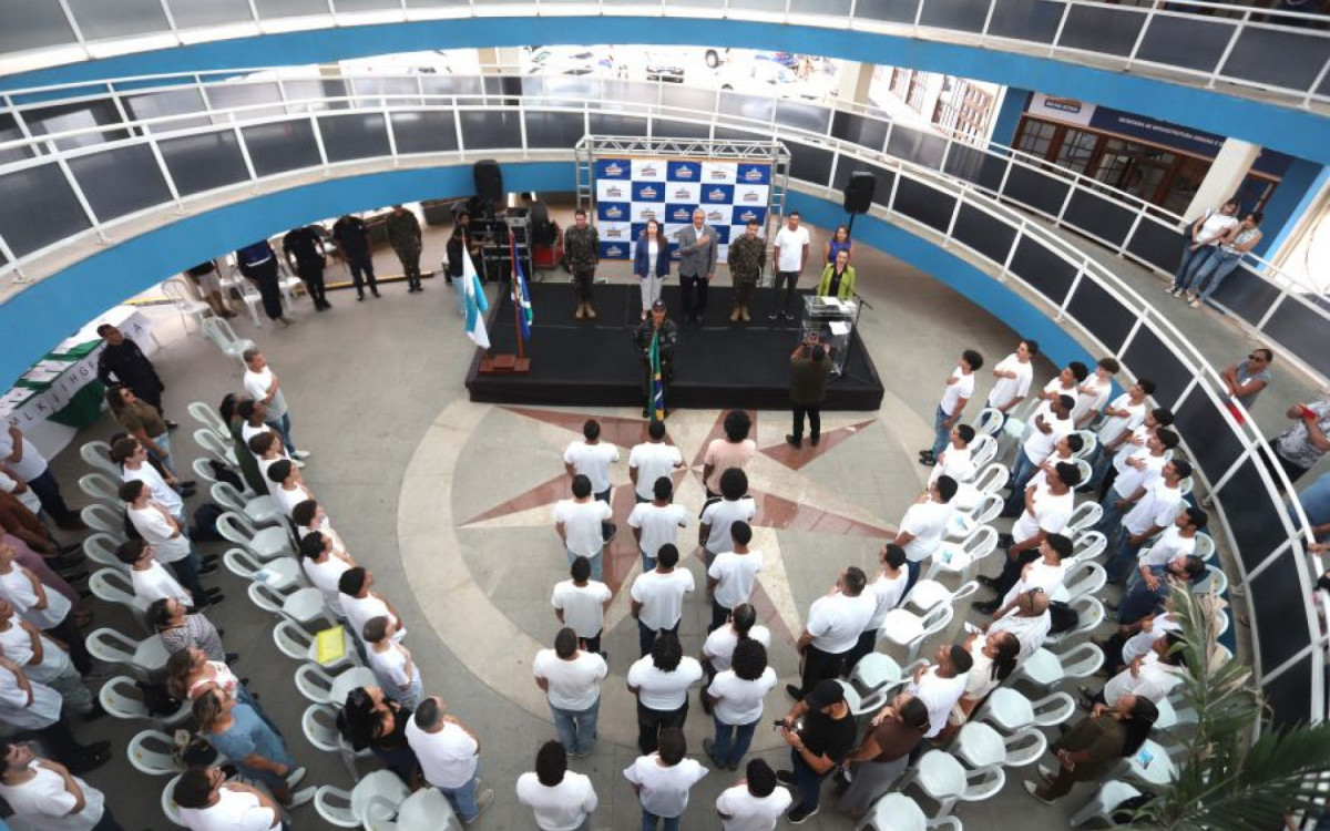 Jovens participaram do tradicional juramento à bandeira em cerimônia realizada na sede do Executivo Municipal