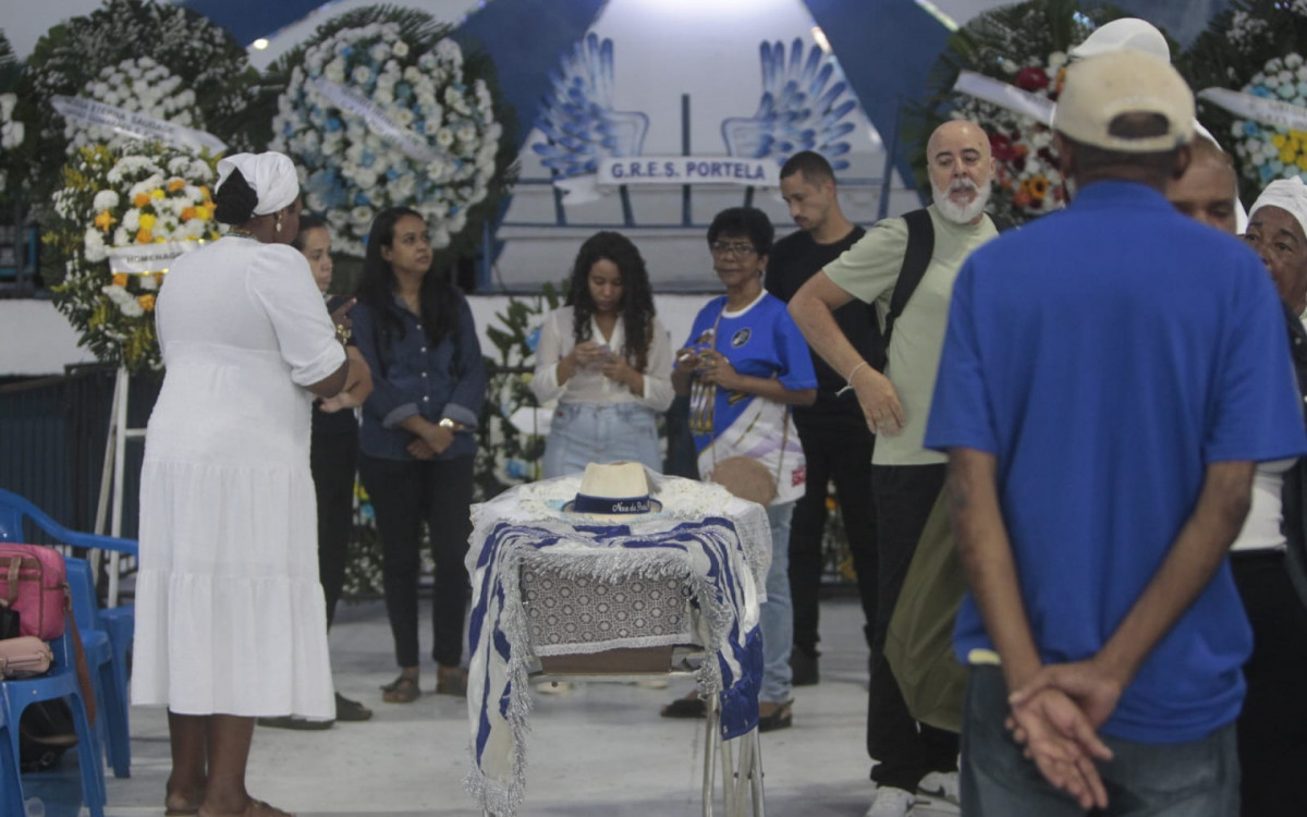 Amigos e familiares reunidos no velório de Noca da Portela