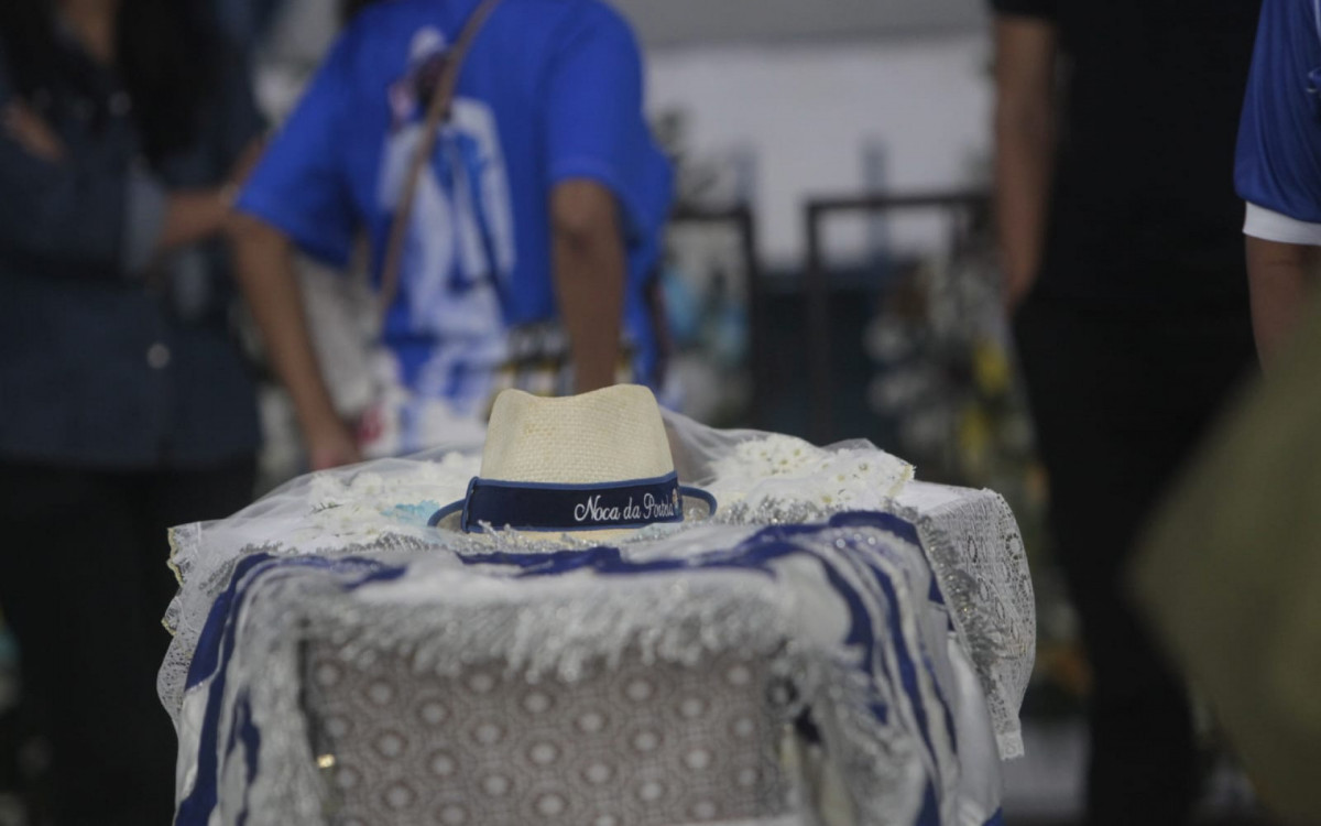 Caixão do Noca contou com bandeira e chapéu da Portela