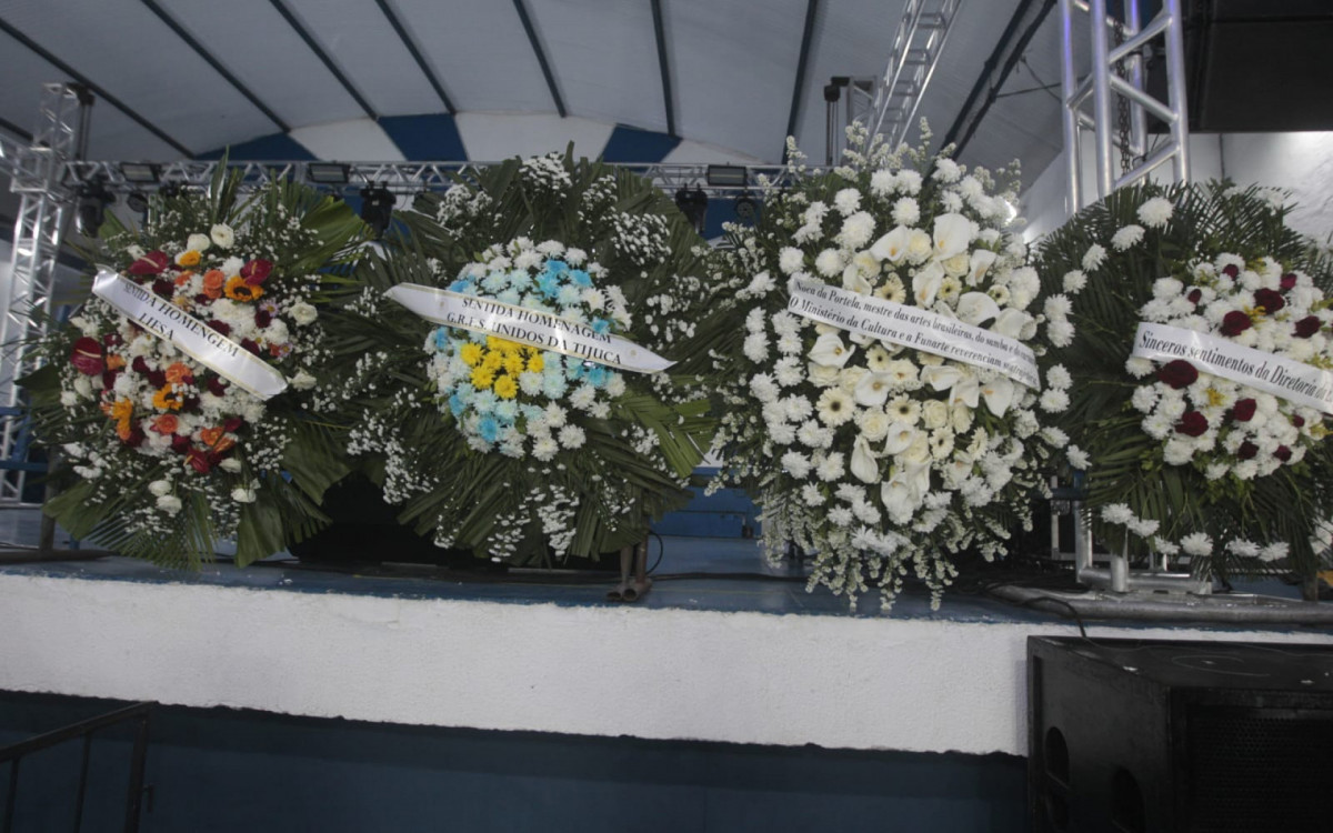 Noca recebeu várias coroas de flores de amigos e escolas de samba