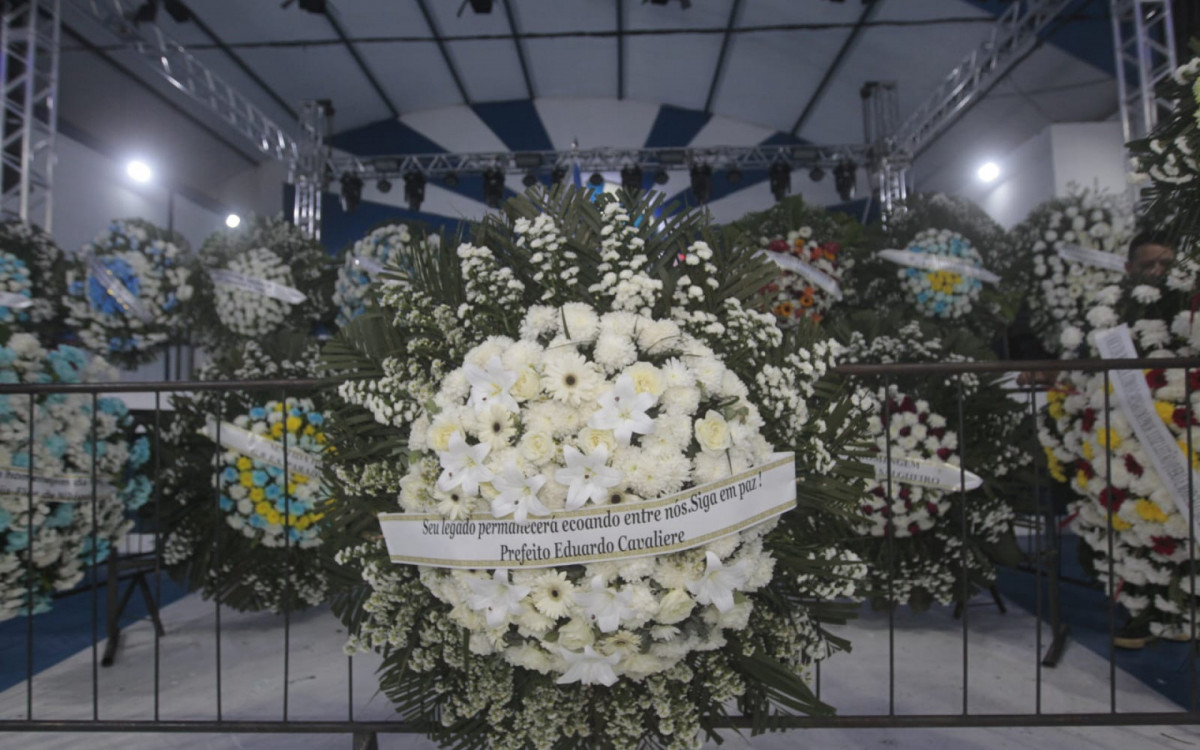 Noca recebeu coroa de flores do prefeito Eduardo Cavaliere