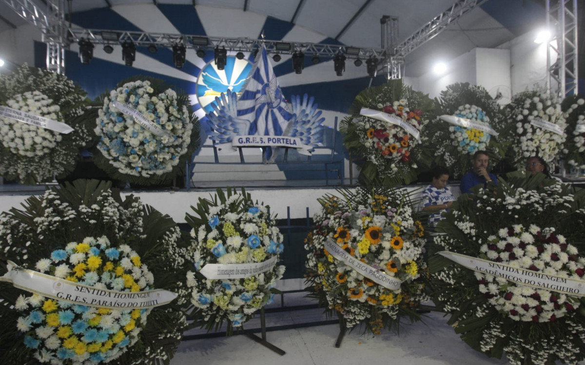 Noca recebeu várias coroas de flores de amigos e escolas de samba