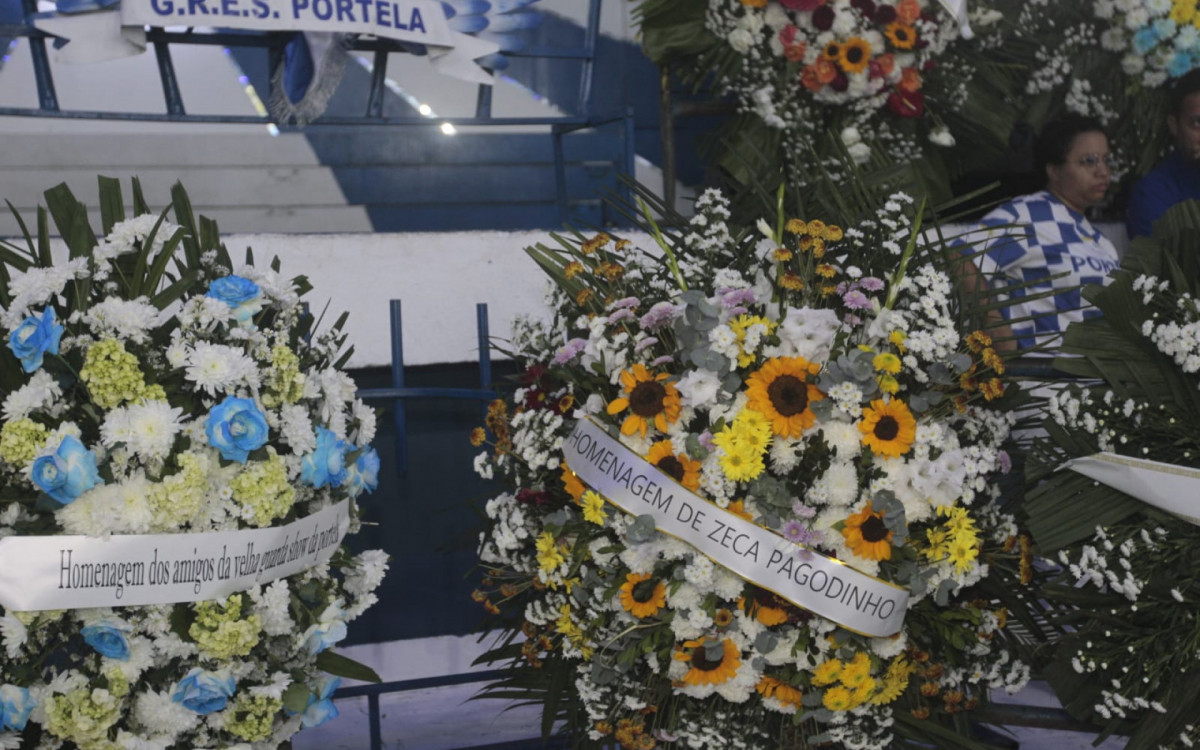 Noca recebeu várias coroas de flores de amigos e escolas de samba