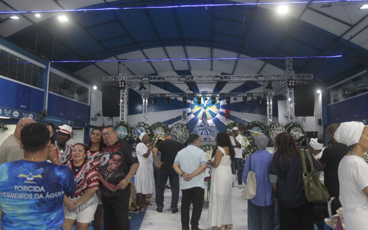Amigos e familiares reunidos no velório de Noca da Portela