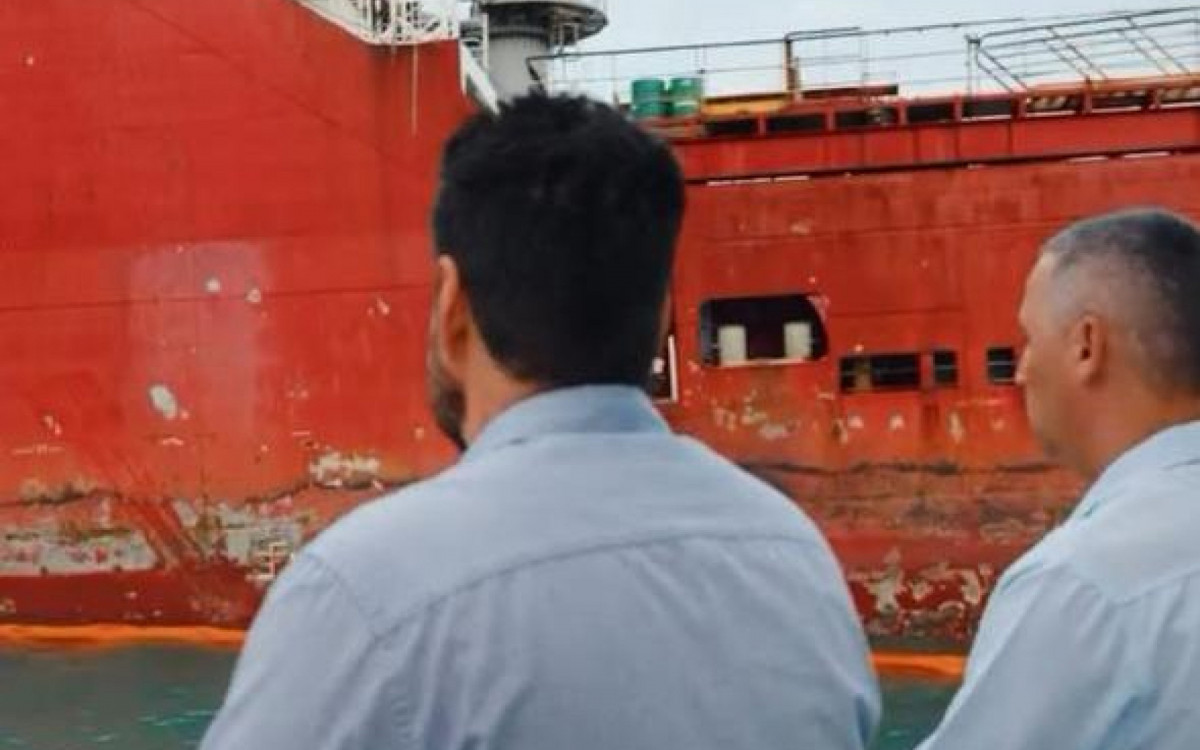 Autoridades municipais visitaram área onde rebocador encalhou na costa de Macaé e discutiram impactos da atividade offshore no município