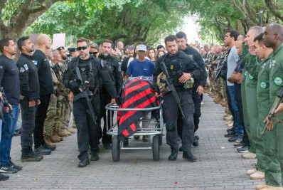 Em cortejo pela cidade, amigos e parentes se despedem de piloto da Core