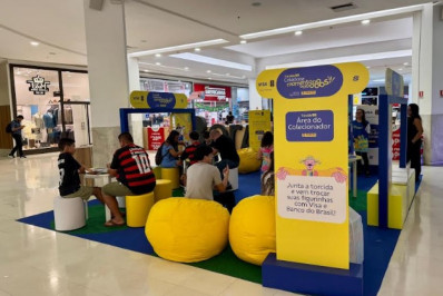 Caxias Shopping inaugura espaço gratuito para troca de figurinhas da Copa