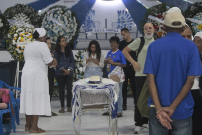 Velório de Noca da Portela reúne familiares e amigos na quadra da escola: 'Legado dele é amor'