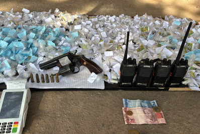Operação da PM termina com quatro presos, arma e drogas apreendidas no Minha Casa, Minha Vida de Itaipuaçu