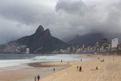Frente fria deixa tempo instável no Rio e divide a opinião de turistas: 'Gostamos'; veja a previsão
