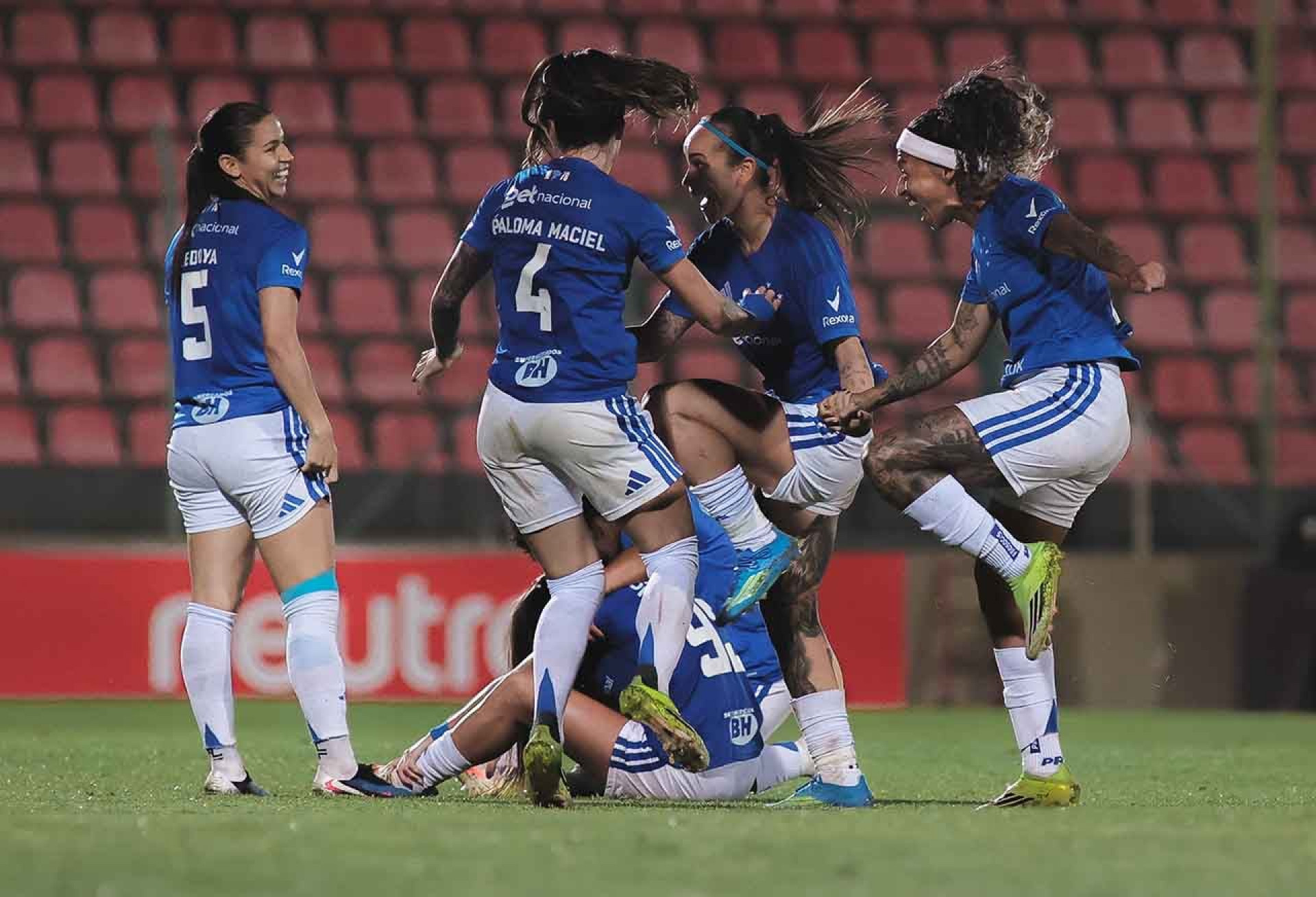 Cruzeiro vence l&iacute;der Corinthians em jogo eletrizante pelo Brasileir&atilde;o Feminino