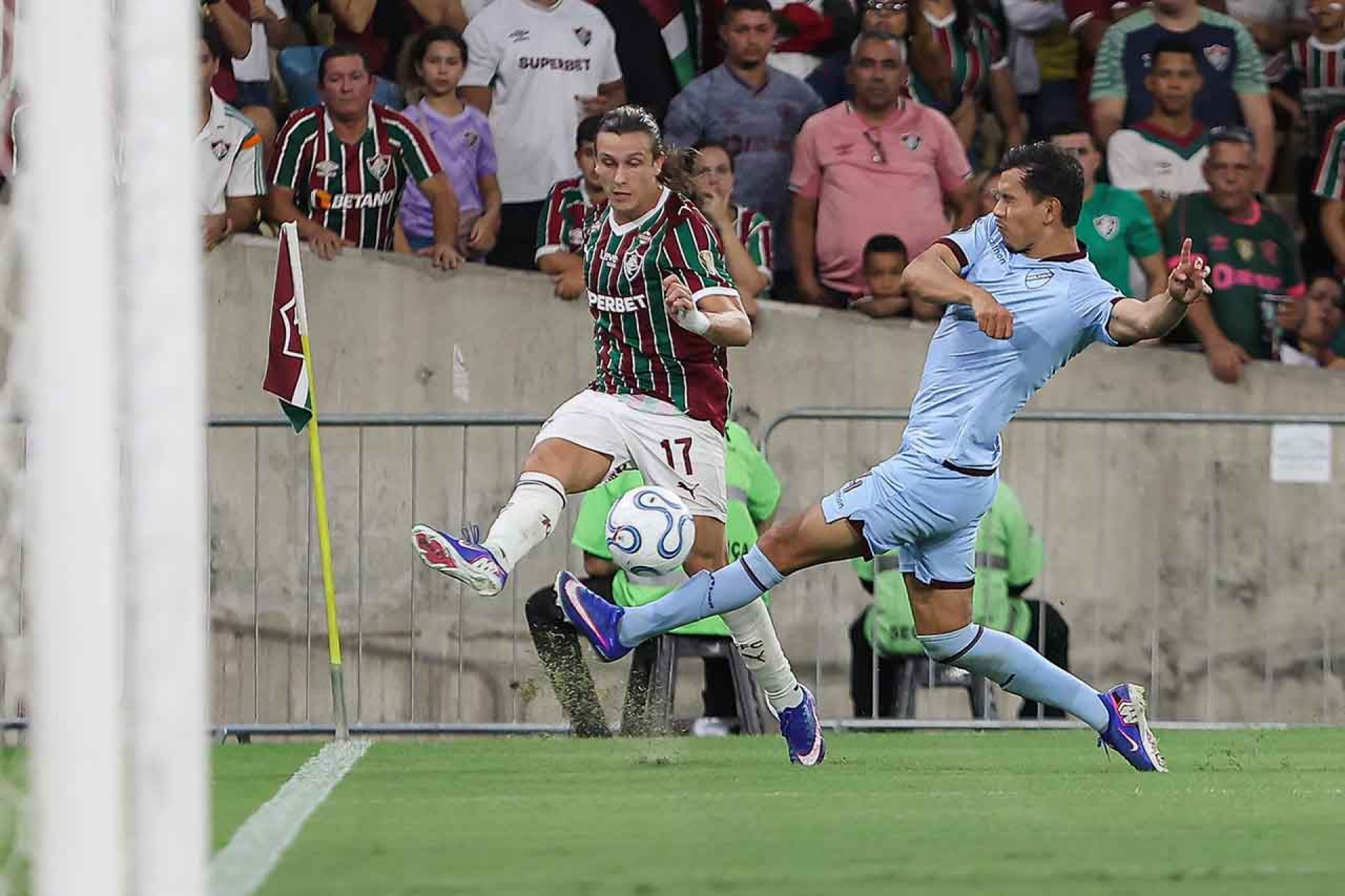 Fluminense bate Bol&iacute;var no Maracan&atilde; e segue vivo na Libertadores