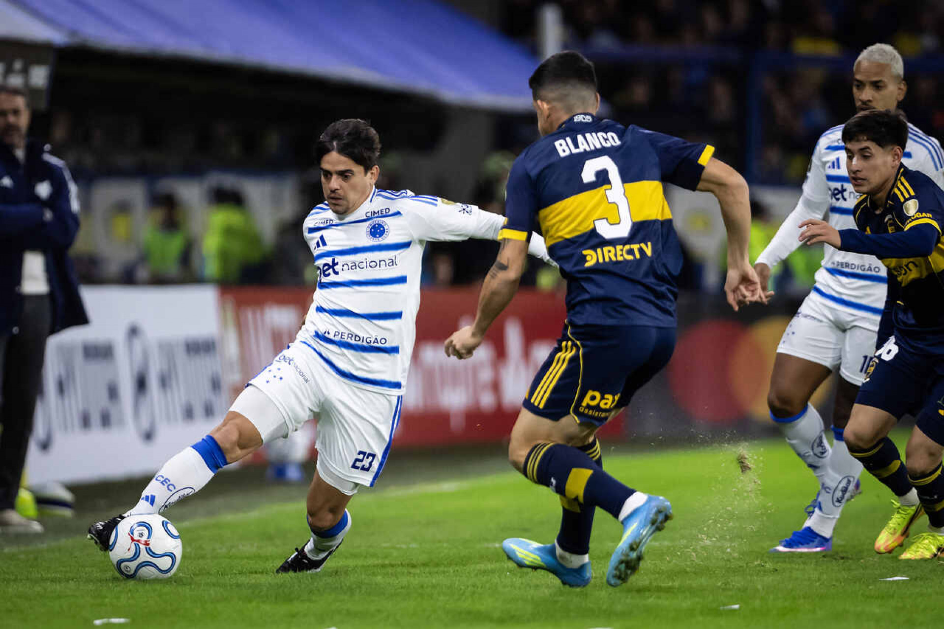 Cruzeiro arranca empate com Boca na Bombonera e fica perto da classifica&ccedil;&atilde;o
