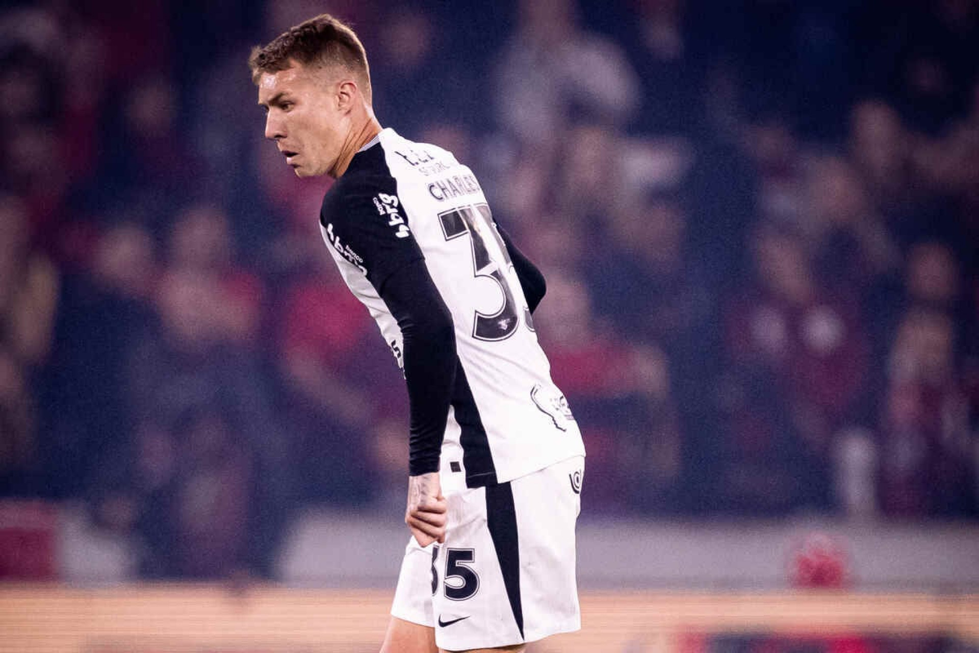 Diniz faz trabalhos defensivos e conta com retorno de Charles no Corinthians
