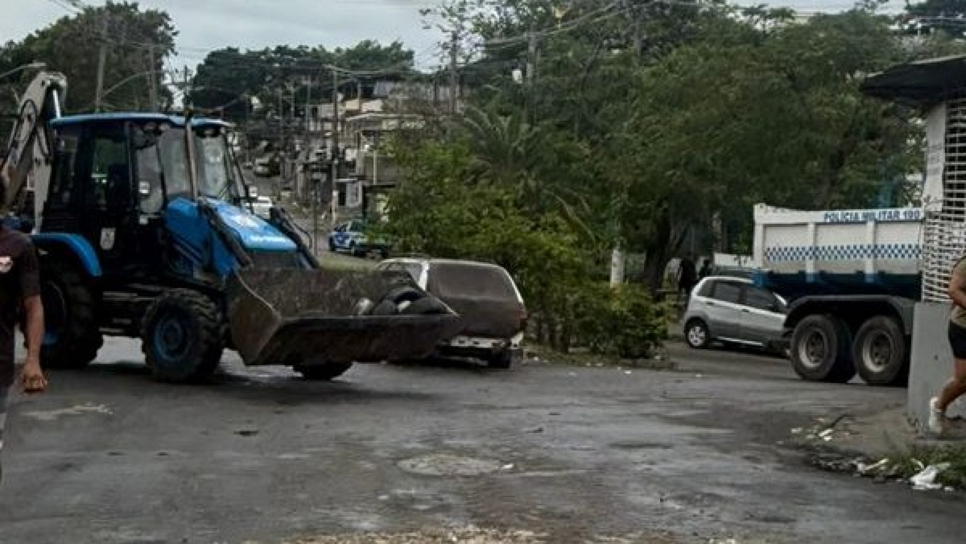 Operação da PM no Complexo do Chapadão retirou sete toneladas de barricadas - Divulgação / PMERJ
