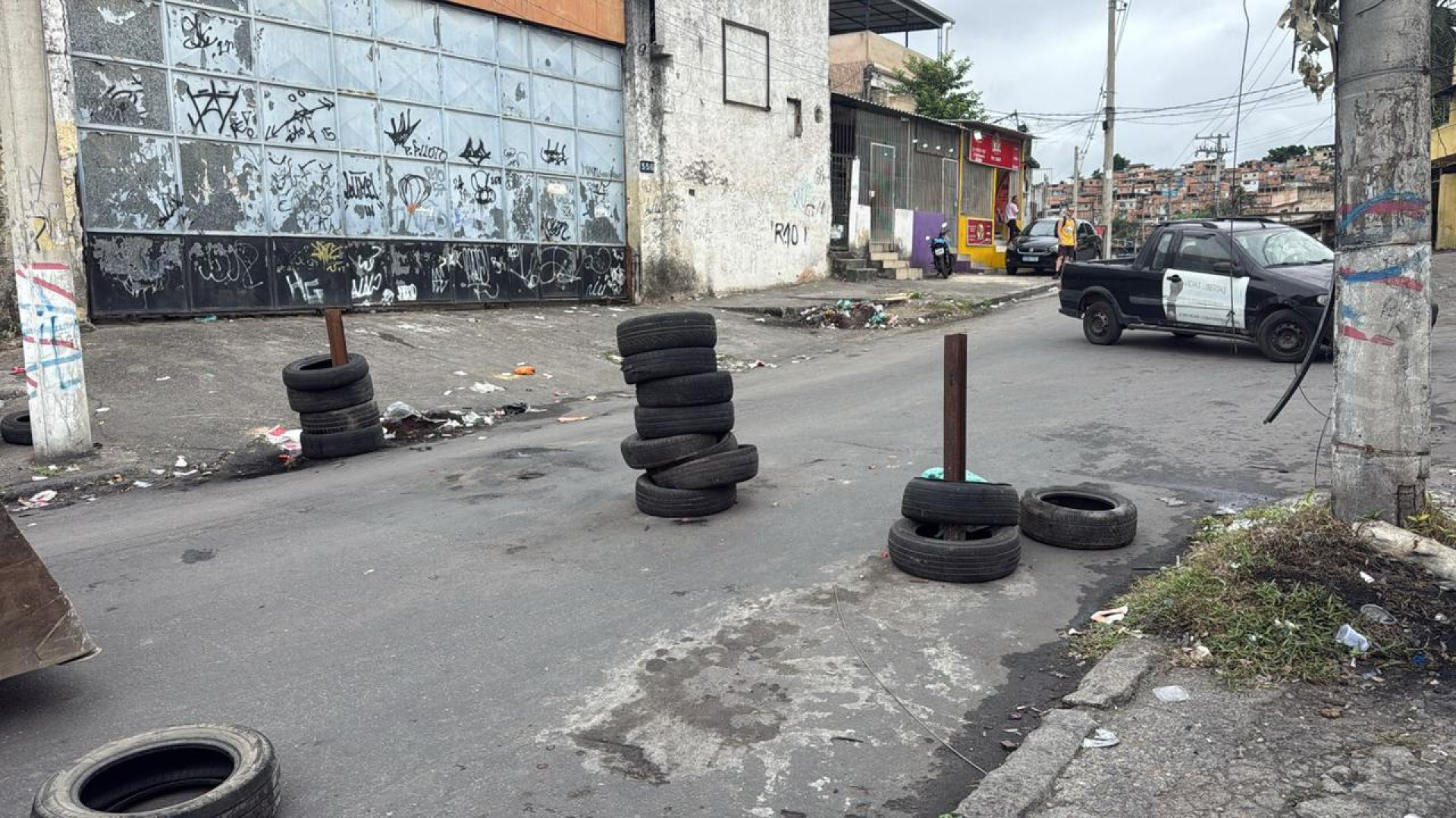 Operação da PM no Complexo do Chapadão retirou sete toneladas de barricadas - Divulgação / PMERJ