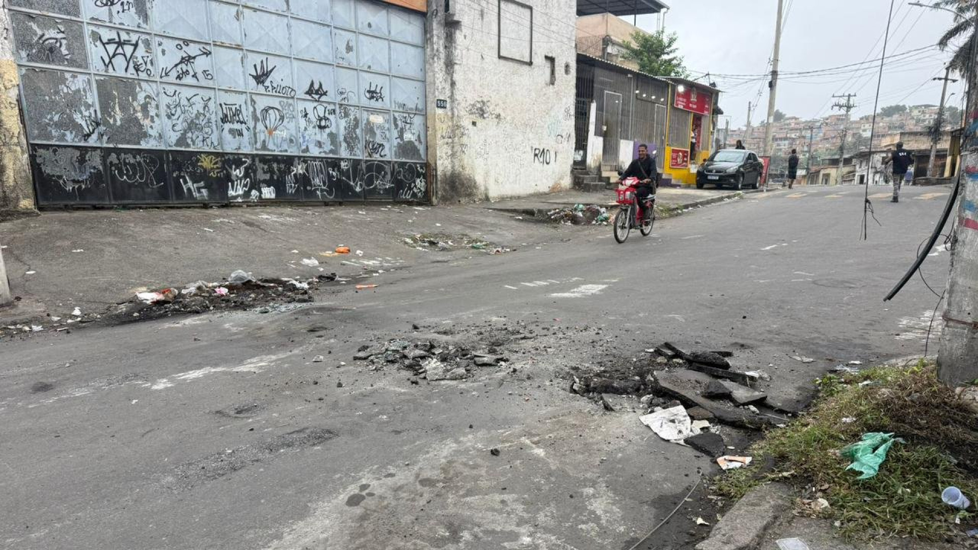 Operação da PM no Complexo do Chapadão retirou sete toneladas de barricadas - Divulgação / PMERJ